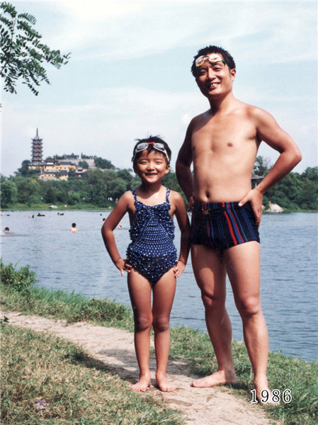 Father and daughter take same photo for 35 years