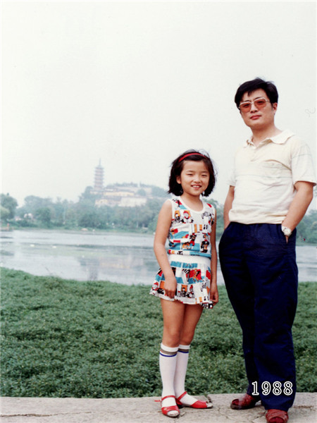 Father and daughter take same photo for 35 years