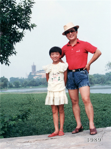 Father and daughter take same photo for 35 years