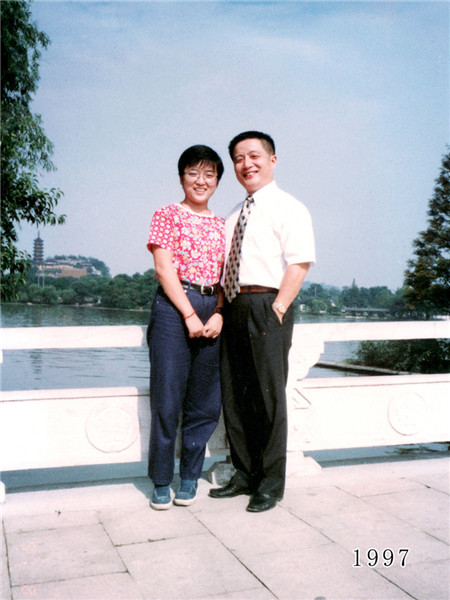 Father and daughter take same photo for 35 years