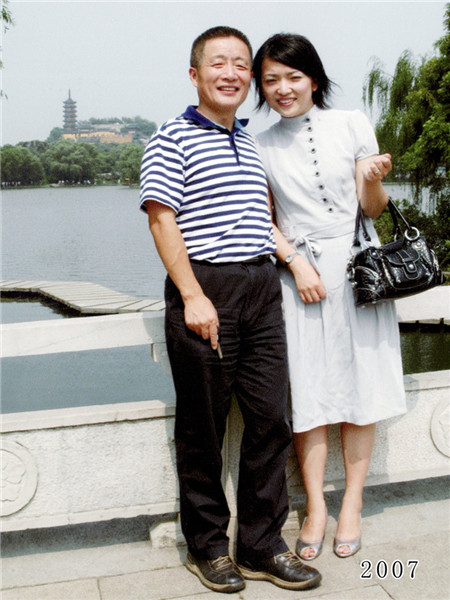 Father and daughter take same photo for 35 years