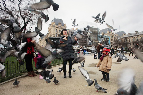 Mind your manner - tourists advised before holiday travel rush