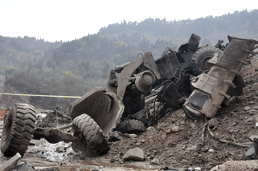 Tunnel explosion injures dozens in SW China