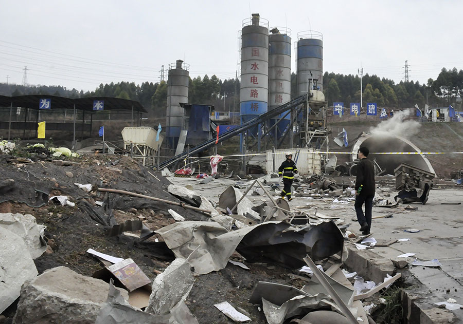 Tunnel explosion injures dozens in SW China