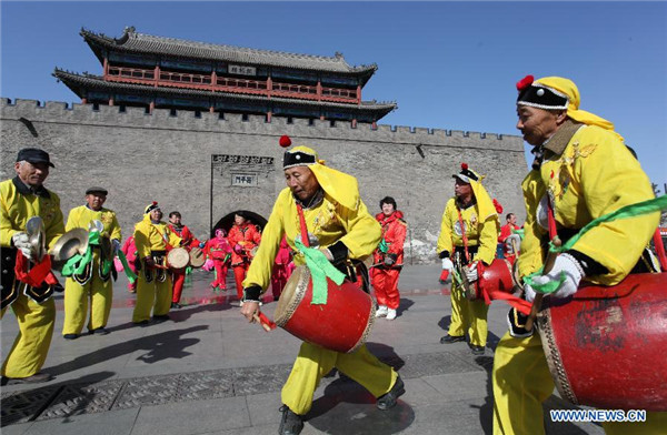 People celebrate upcoming Lantern Festival across China