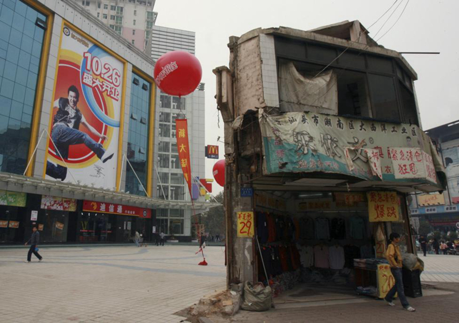 Stubborn 'nail houses' in China