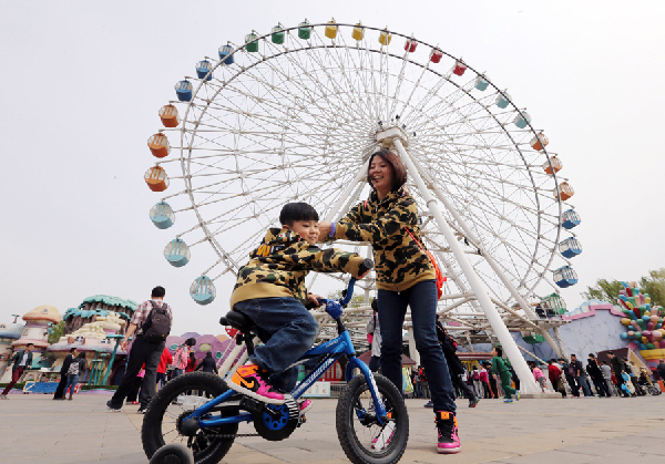 Ferris wheel prepares for final spin