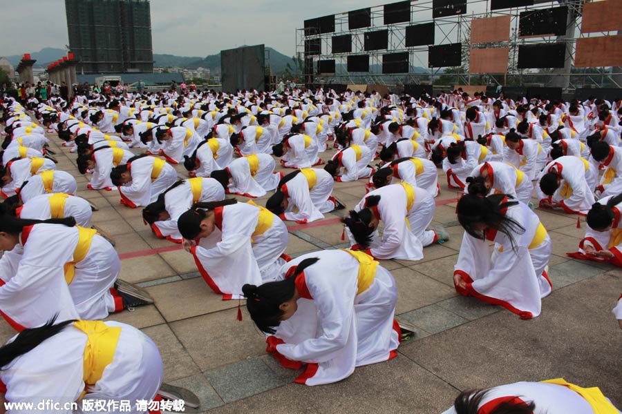 Foreign girls join in ancient Chinese coming-of-age ritual