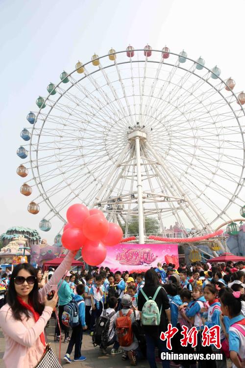 Farewell to Beijing's first ferris wheel