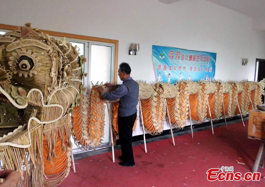 Man builds dragon with 83,600 pieces of straw