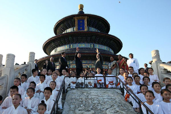 Li Keqiang and Modi watch Taichi-Yoga show