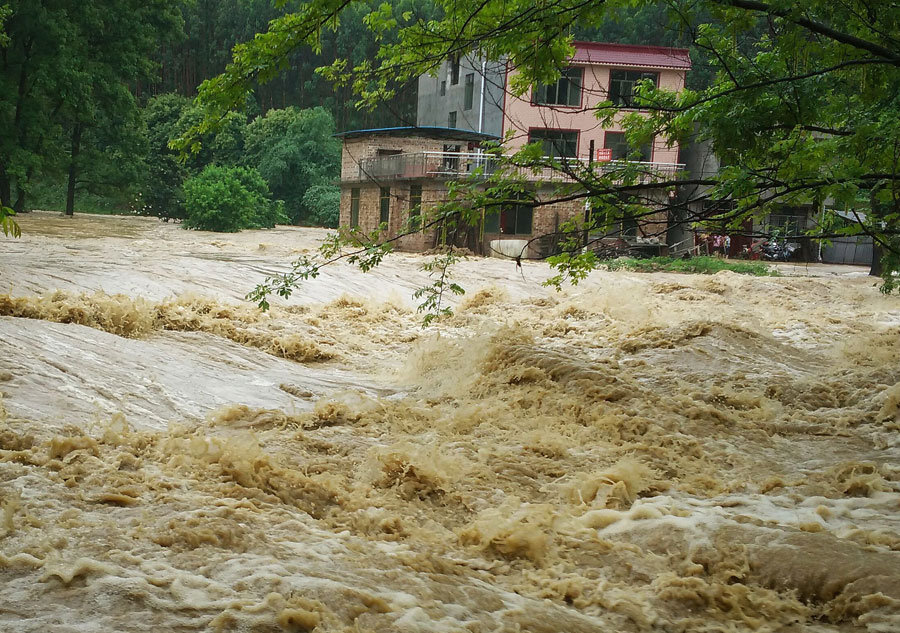 Heavy rain hits southwestern China