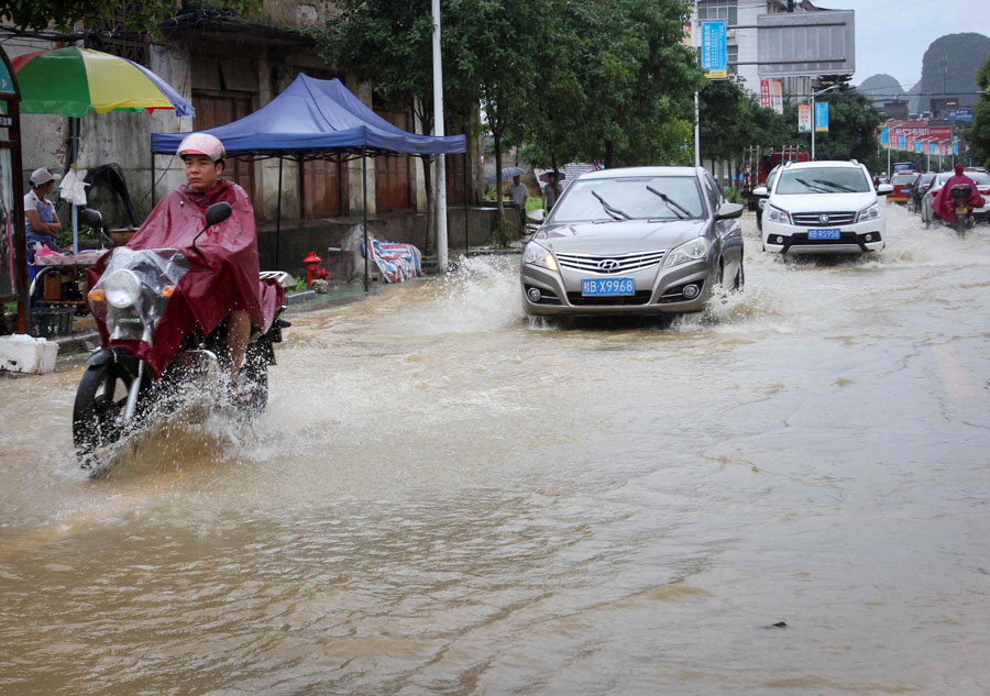 Heavy rain hits southwestern China