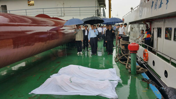 Premier Li pays respects to those killed in ship accident