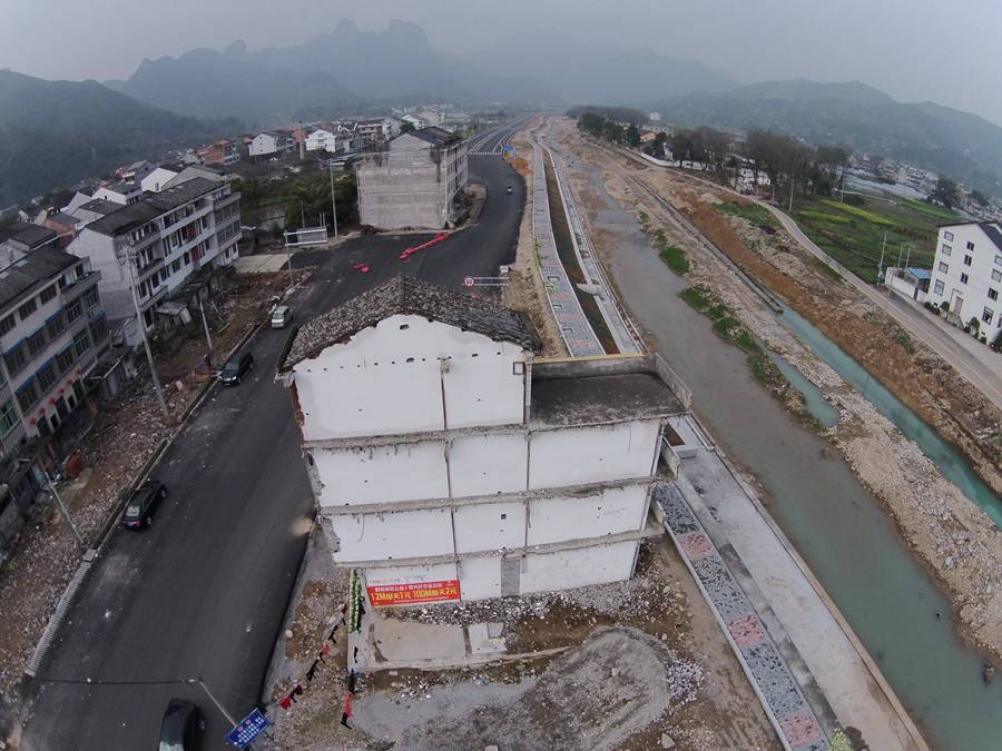 'Nail houses' in the way, before and after demolition