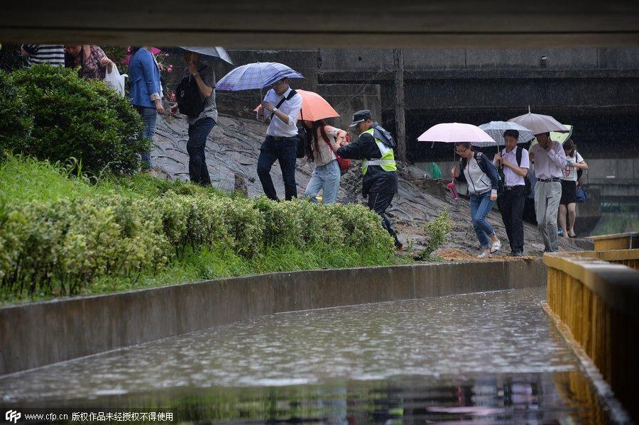 Heavy downpour leaves Shanghai flooded