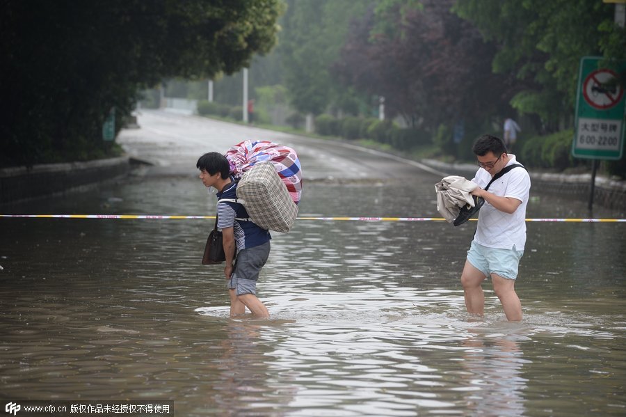 Heavy downpour leaves Shanghai flooded