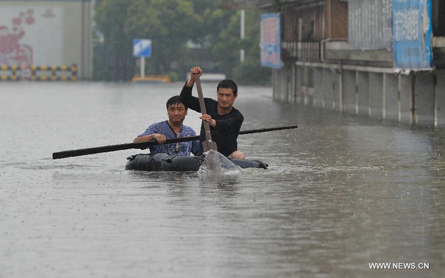 Rainstorms hit East China, flooding streets