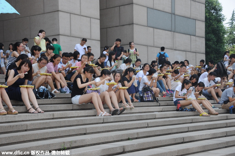 3,000 students attend pre-exam session in huge hall