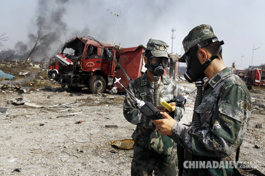 Chemical defense soldiers monitor Tianjin blast site