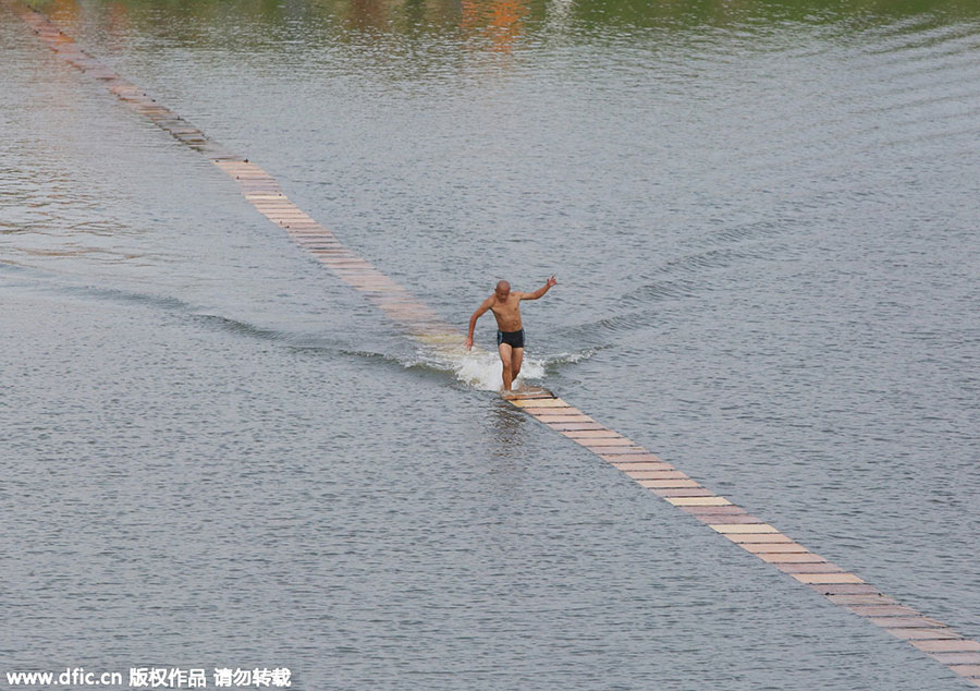 Shaolin monk breaks record for running on water