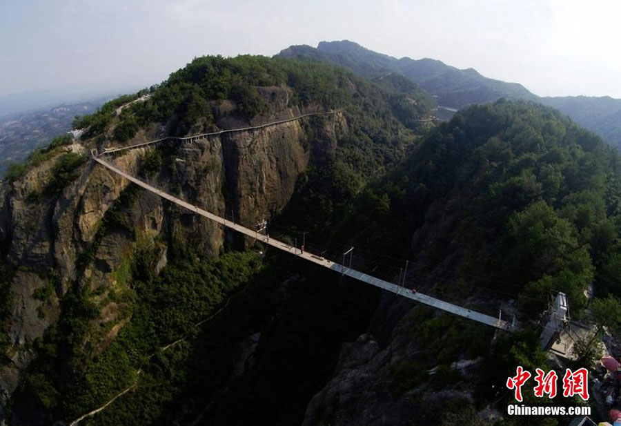 Hanging in the air: Workers risk life on a suspension bridge