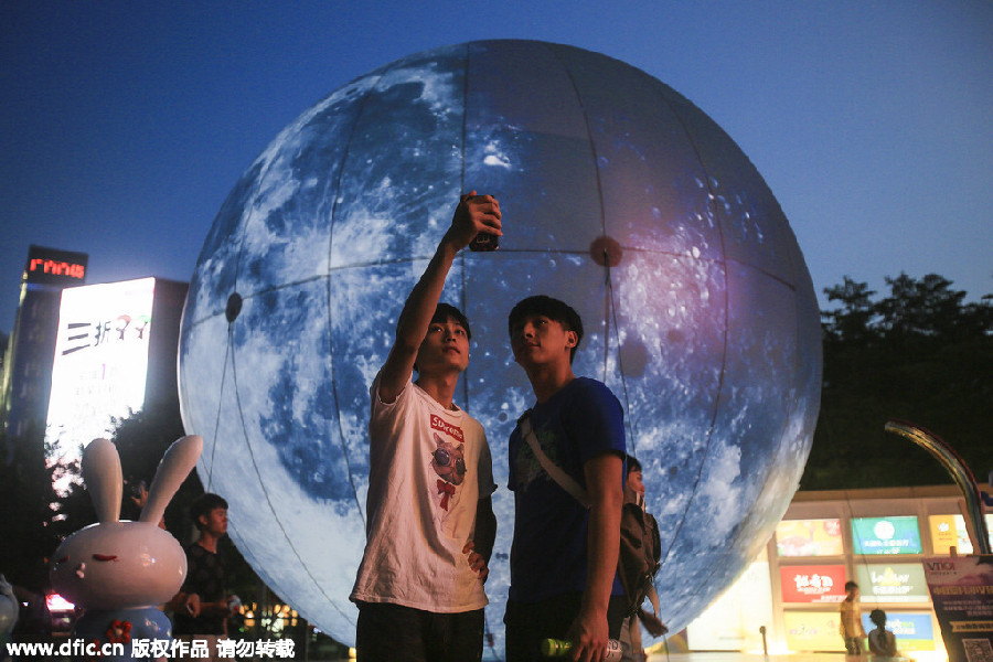 Supermoon brightens up Guangzhou's skyline