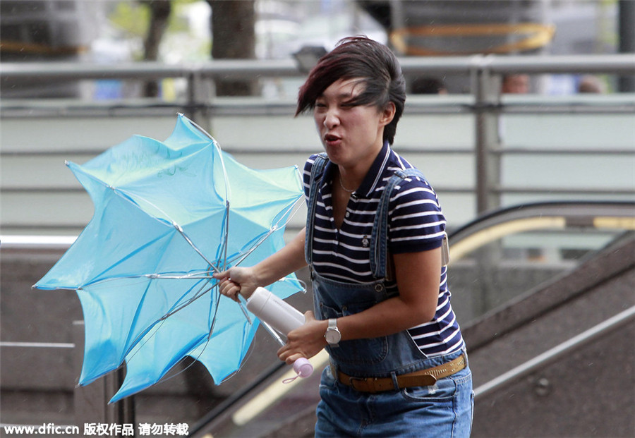 Typhoon Dujuan makes landfall, disrupts traffic