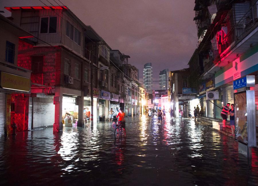 Typhoon Dujuan makes landfall, disrupts traffic