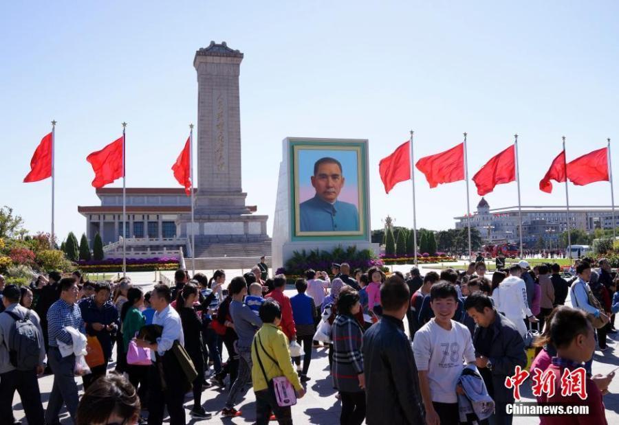 Scenic spots packed with tourists on National Day Holiday