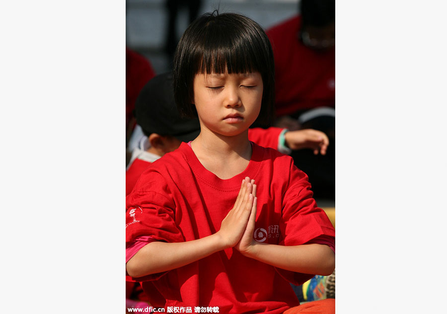 Thousand sit in meditation in E China