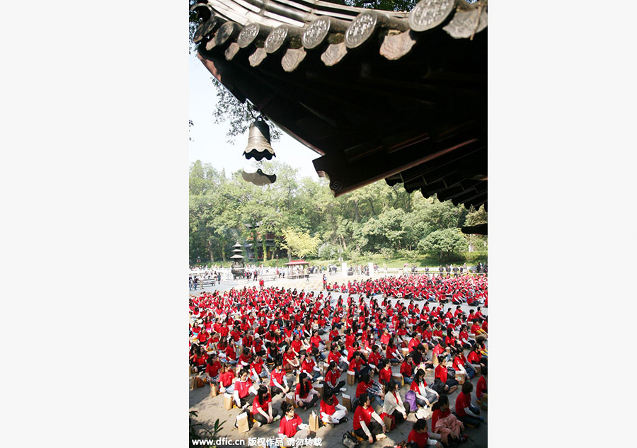 Thousand sit in meditation in E China