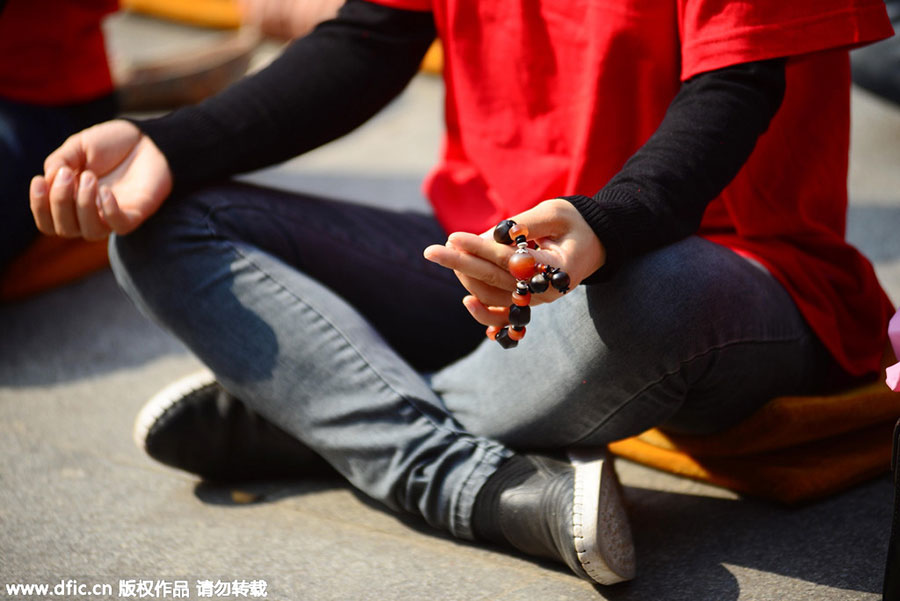 Thousand sit in meditation in E China