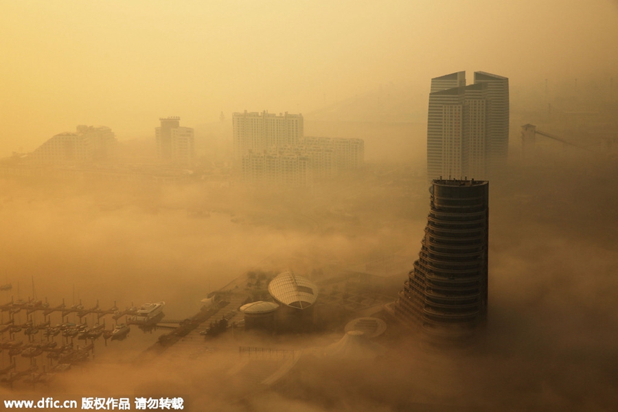 Smog envelops Rizhao skyline