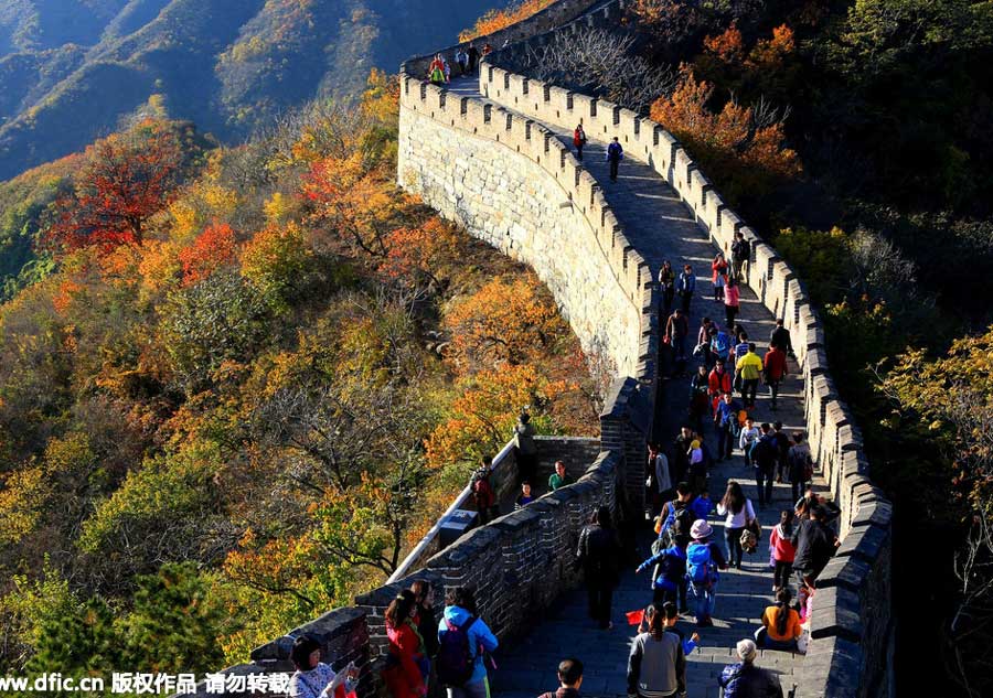 Visitors enjoy late autumn in Badaling Great Wall