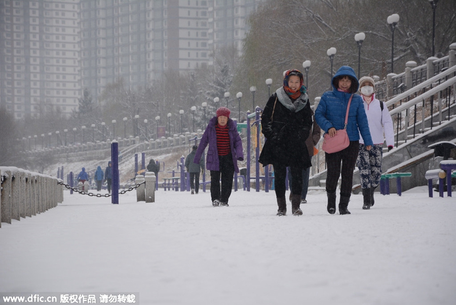 Snow hits North China as temperature drops