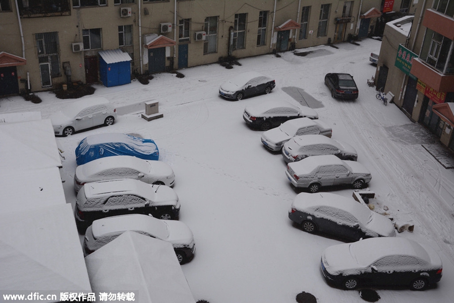 Snow hits North China as temperature drops