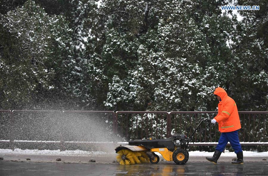 Heavy snowfall hits vast area of N China