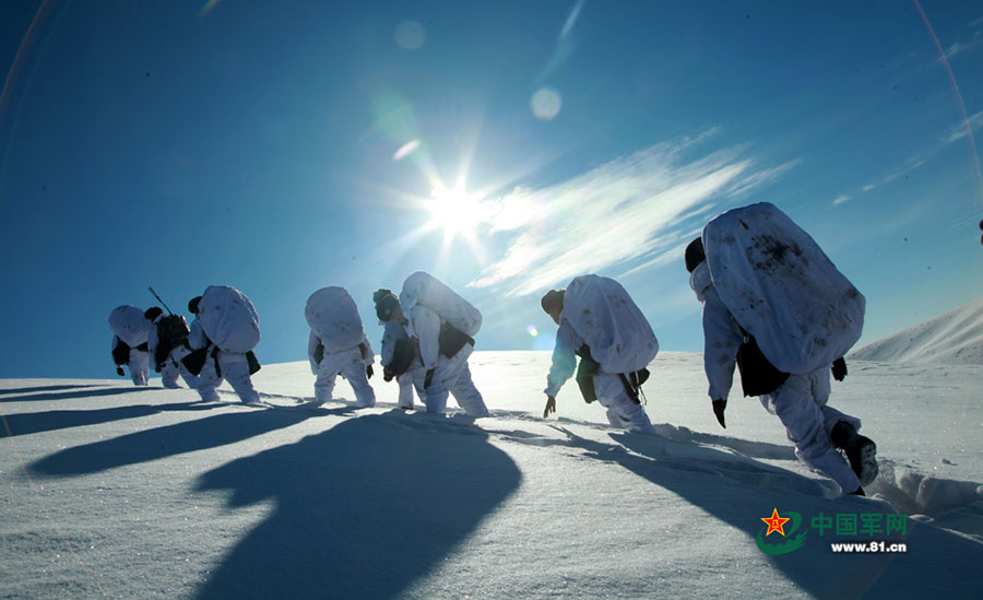 PLA soldiers brave blizzard in NE China