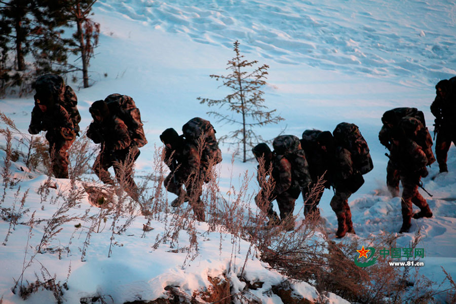 PLA soldiers brave blizzard in NE China