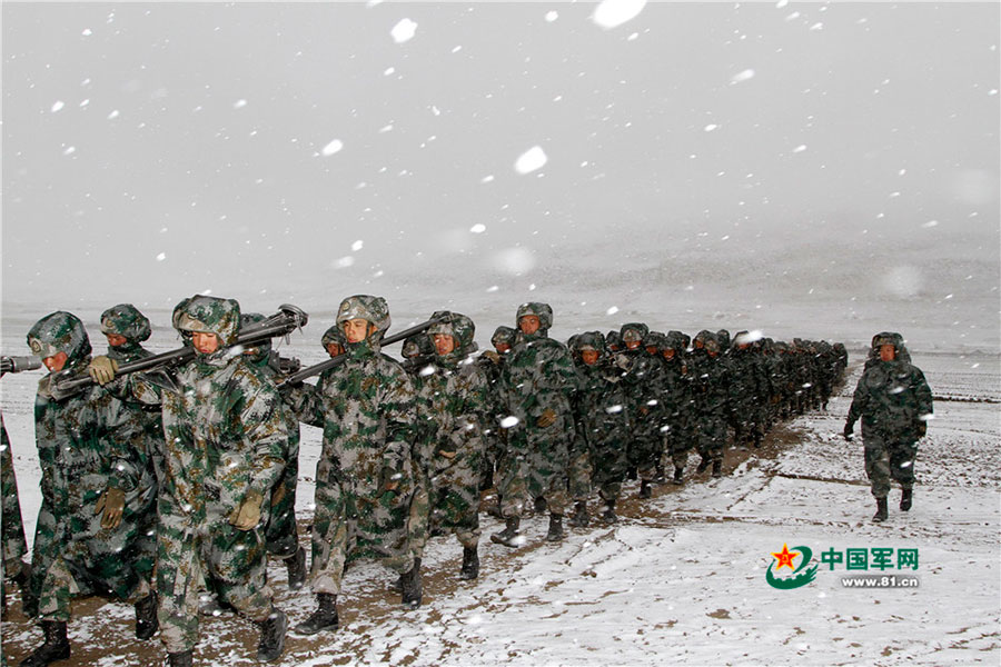 PLA soldiers brave blizzard in NE China