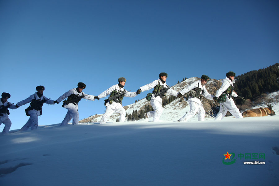 PLA soldiers brave blizzard in NE China