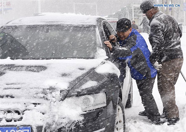 Heavy snow disrupts air traffic, closes schools in Urumqi