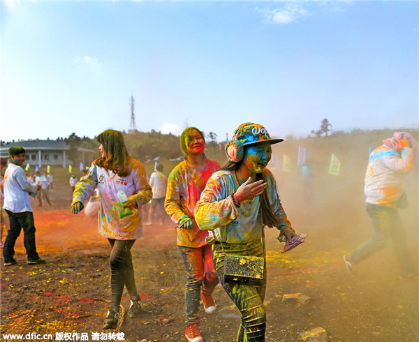 Runners enjoy color run in Chongqing