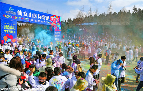 Runners enjoy color run in Chongqing