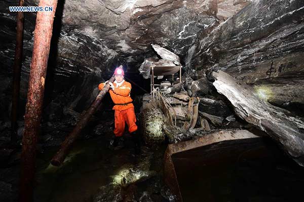 Workers race against time to rescue 17 miners