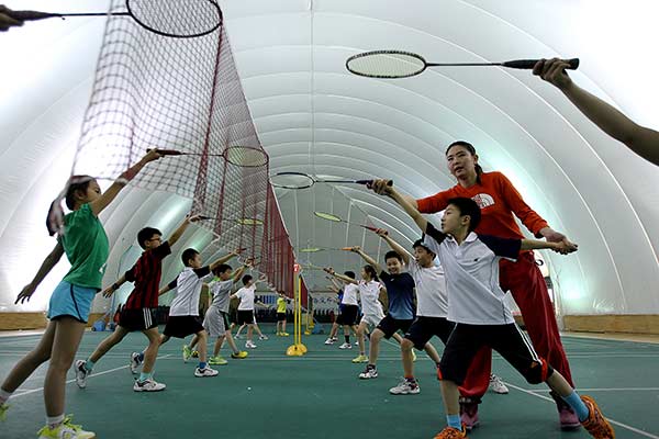 Parents try to clear air for children at Beijing schools