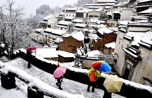 Outdoor workers fight freeze as temperatures plummet