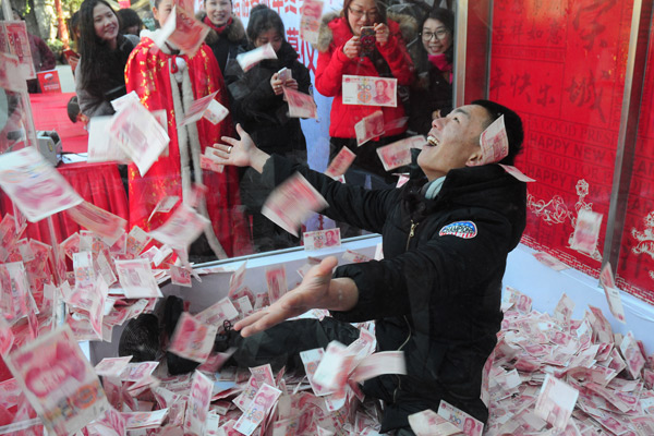 10 tourists grab free money in one minute in East China