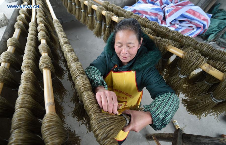 Villagers make sweet potato vermicelli in China's Guangxi